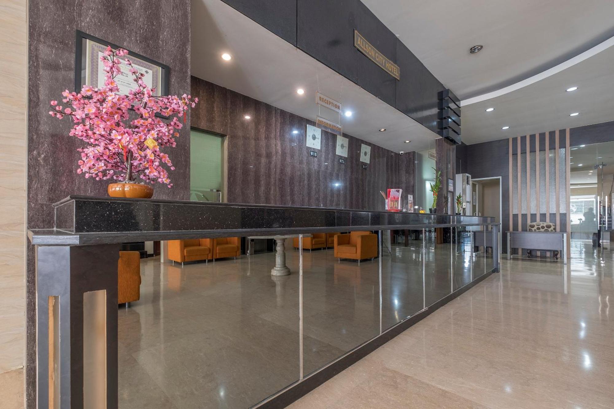 Oyo 1081 Allson City Hotel Makassar Eksteriør bilde