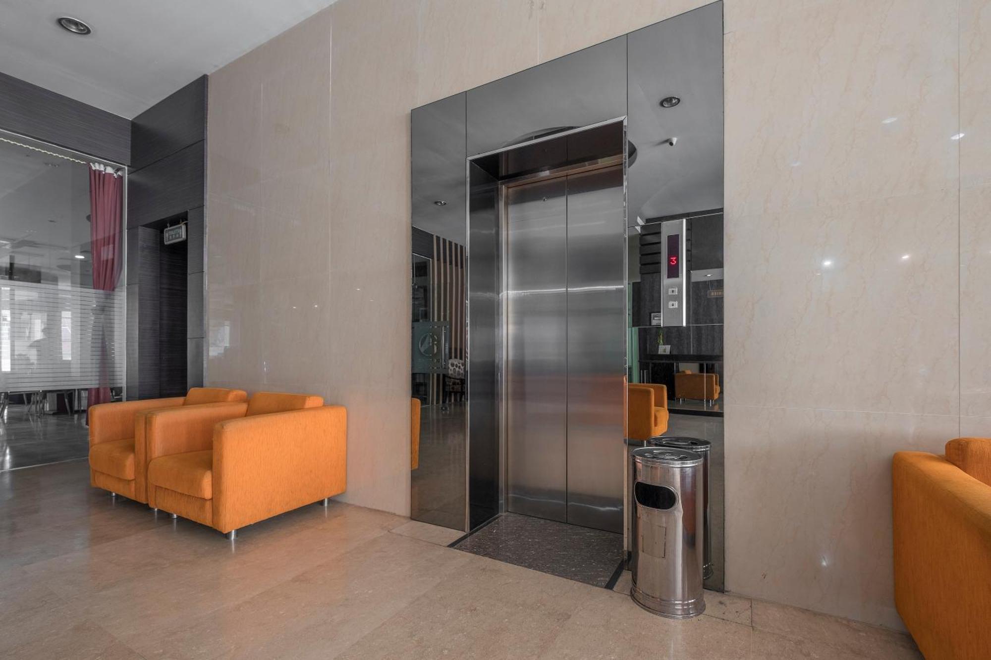 Oyo 1081 Allson City Hotel Makassar Eksteriør bilde